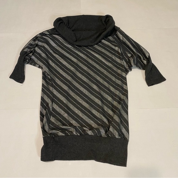 70. ⭐️Papaya gray & silver top - Picture 1 of 5